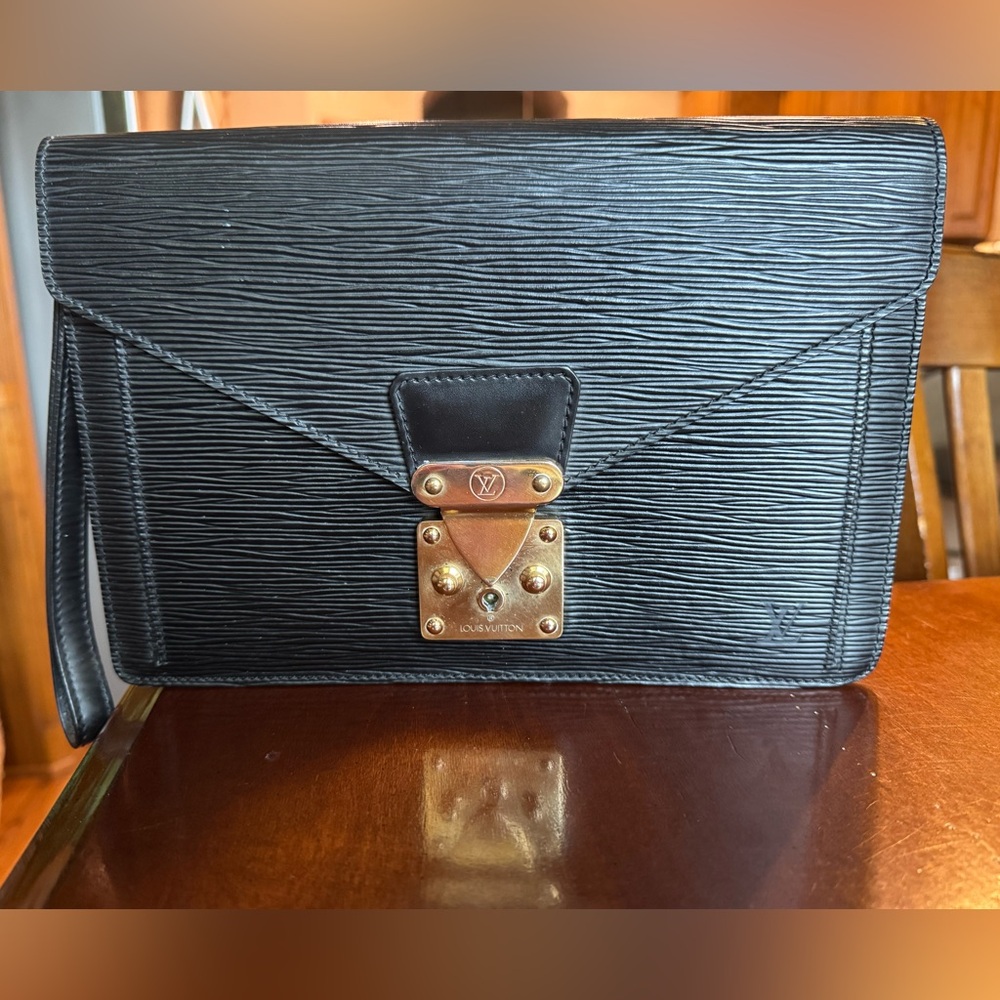 LV Epi Sellier Dragonne Leather Clutch
Vintage in good condition.